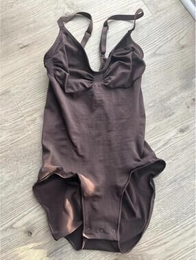 Skims Seamless Sculpt Thong Bodysuit  Size Large Color Brown